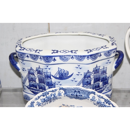 1813 - Qty of Antique and later blue and white china to include Spode Italian pattern