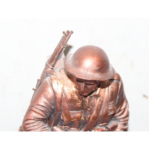 1462 - Two Danbury mint bronzed collectors models of WWI soldiers / pilots mounted on wooden plinths each h... 