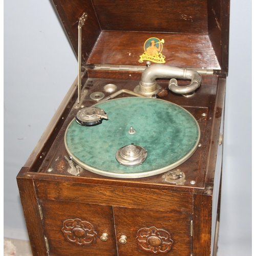 780 - An oak cased Sylvaphone gramophone, early 20th century