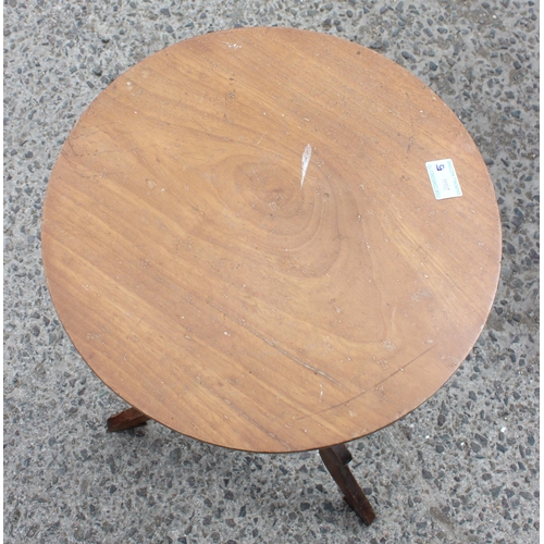 39 - A small antique mahogany wine table, approx 40cm in diameter