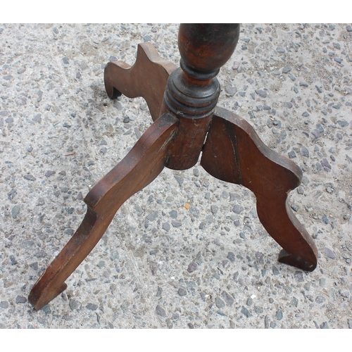 39 - A small antique mahogany wine table, approx 40cm in diameter