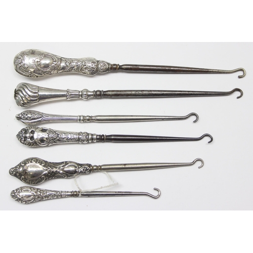 1026 - 6 silver handled button hooks, approx 190.07g gross