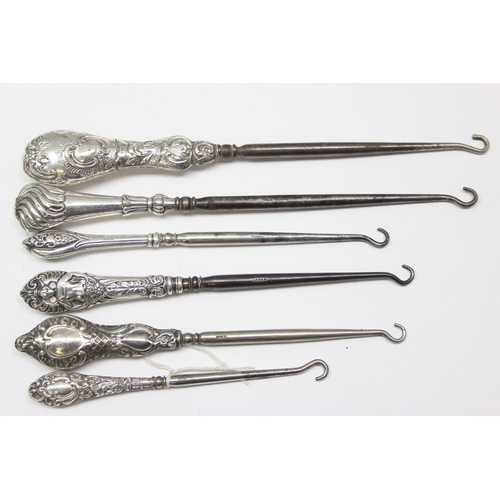 1026 - 6 silver handled button hooks, approx 190.07g gross