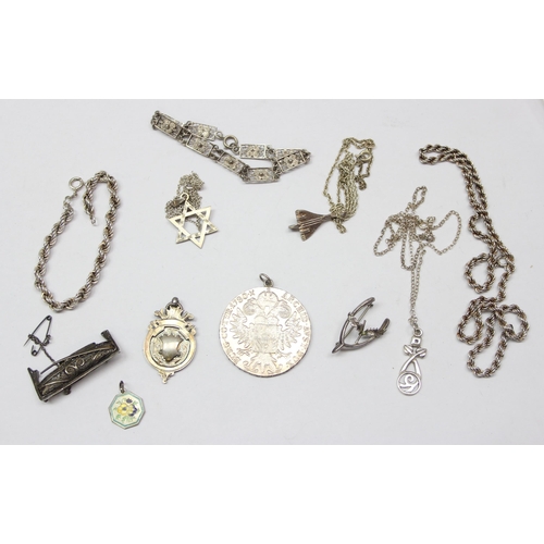 1111 - Qty of assorted silver jewellery to inc a Thaler coin pendant, a silver Concorde pendant, other silv... 