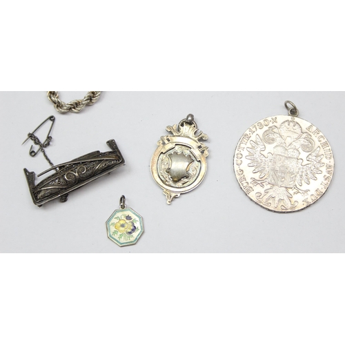 1111 - Qty of assorted silver jewellery to inc a Thaler coin pendant, a silver Concorde pendant, other silv... 