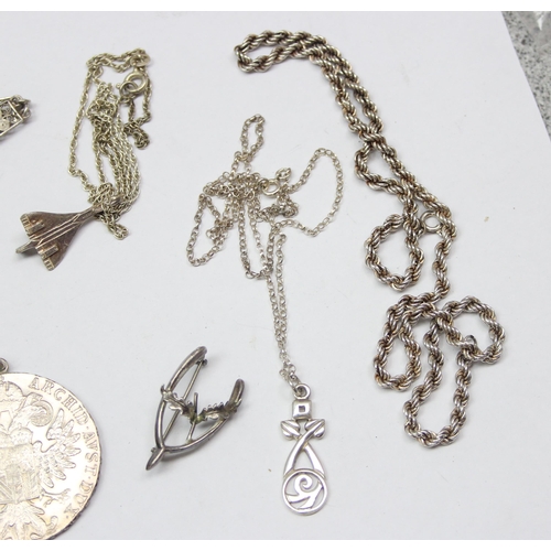 1111 - Qty of assorted silver jewellery to inc a Thaler coin pendant, a silver Concorde pendant, other silv... 