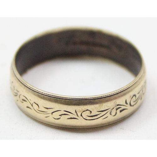 1115 - A 9ct gold wedding band ring with engraved decoration, Birmingham 1947, approx size N, approx 1.88g ... 