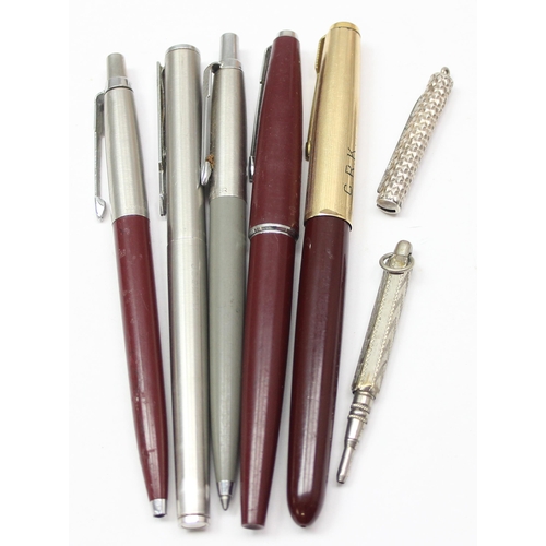 1624 - 5 Parker pens to inc fountain pens, a propelling pencil and small silver folding knife