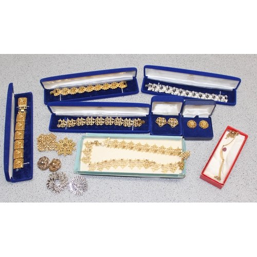 1105 - Qty of assorted interesting Toye, Kenning & Spencer retro jewellery, mainly gold and silver plated i... 