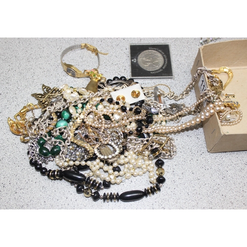 1106 - Qty of assorted mixed costume jewellery and watches