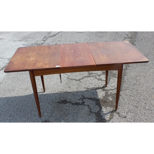 162 - Extending Austinsuite kitchen/dining table with central leaf, approx 163cm x 73cm x 76cm