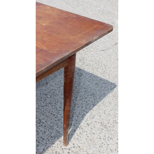 162 - Extending Austinsuite kitchen/dining table with central leaf, approx 163cm x 73cm x 76cm