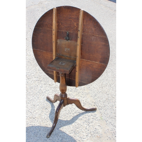 96 - A Georgian oak tripod table with pad feet, approx 90cm in diameter