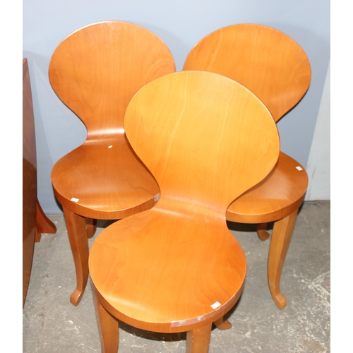 76 - A retro style dropleaf table and a set of 6 unusual bentwood chairs. seemingly unmarked, the table w... 