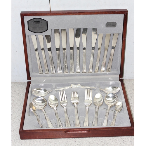 1060 - 44 piece Viner's silver-plated canteen of cutlery