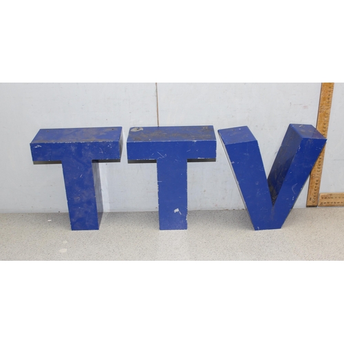 1788 - 20 retro blue painted metal 3D signage letters, each approx 25cm tall