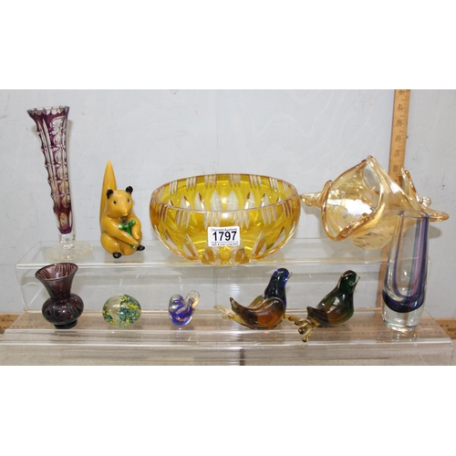 1797 - Mixed glass lot to include cut glass amber bowl & a glass squirrel