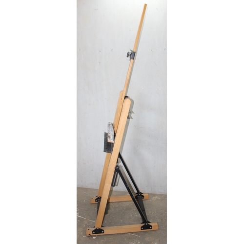 32 - David Potter wooden and metal adjustable artists floor standing easel, approx 141cm tall