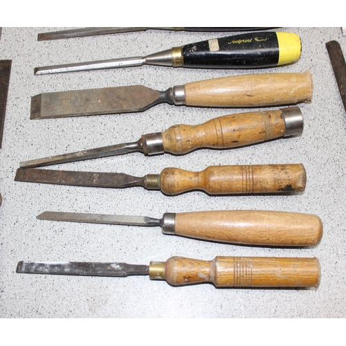 Qty of vintage woodworking chisels to incl Wilkinson and Ward