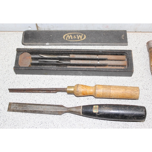 Qty of vintage woodworking chisels to incl Wilkinson and Ward