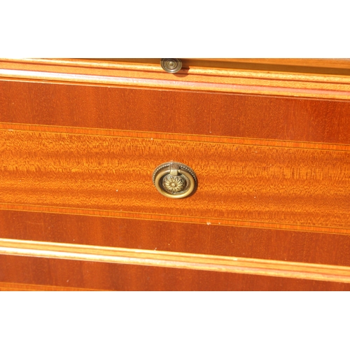 99 - A pair of reproduction mahogany bedside cabinets with 2 drawers and slides, approx 51cm wide
