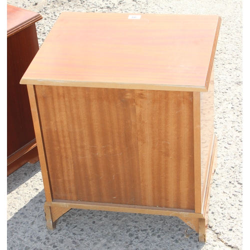 99 - A pair of reproduction mahogany bedside cabinets with 2 drawers and slides, approx 51cm wide