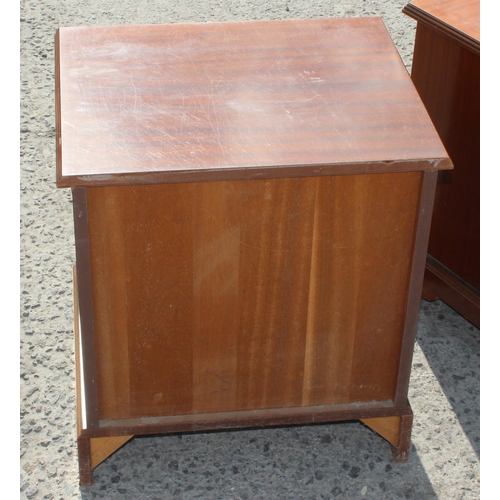 99 - A pair of reproduction mahogany bedside cabinets with 2 drawers and slides, approx 51cm wide