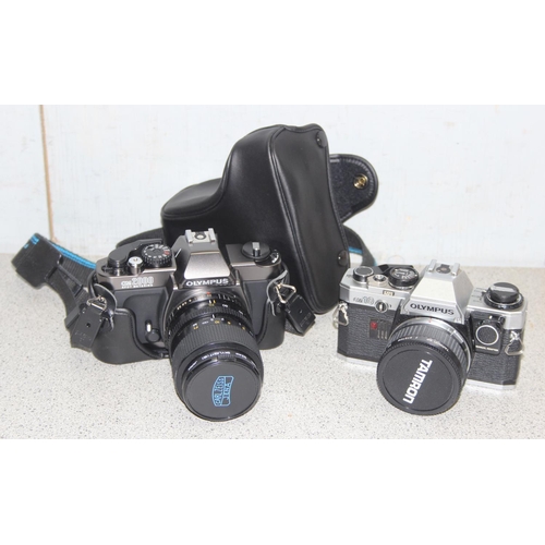 655 - An Olympus OM2000 camera with Zeiss F=35-70mm 1:3.5-4.8 lens, with case and an Olympus OM10 camera b... 