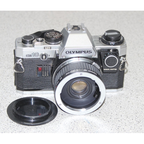 655 - An Olympus OM2000 camera with Zeiss F=35-70mm 1:3.5-4.8 lens, with case and an Olympus OM10 camera b... 