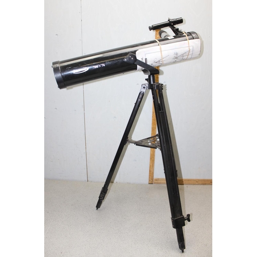 652 - Zennox 700 x 76 telescope on tripod base with instructions