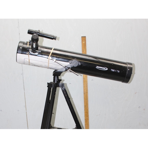 652 - Zennox 700 x 76 telescope on tripod base with instructions