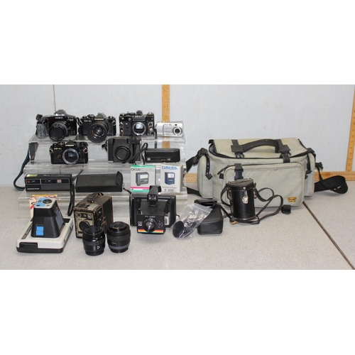 662 - Qty of vintage cameras, lenses and accessories to incl Minolta and Zenit