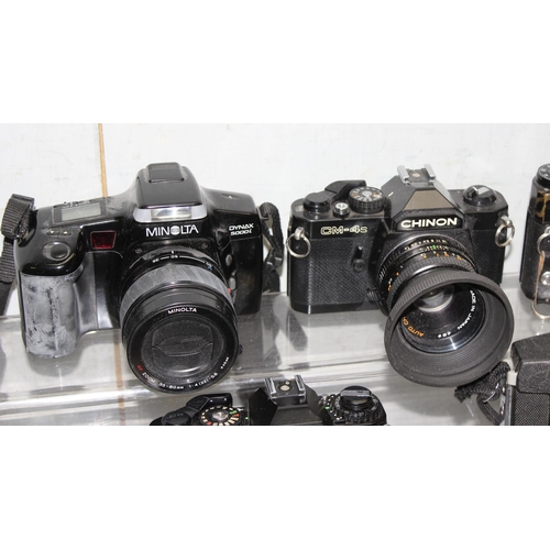 662 - Qty of vintage cameras, lenses and accessories to incl Minolta and Zenit