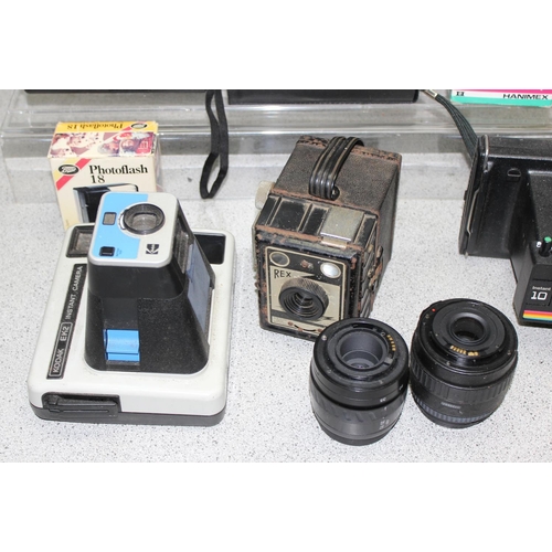 662 - Qty of vintage cameras, lenses and accessories to incl Minolta and Zenit