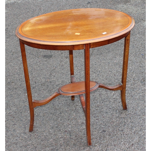 32 - An Edwardian mahogany oval table with Sheraton revival inlay, approx 67cm wide x 43cm deep x 72cm ta... 