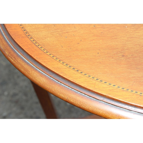 32 - An Edwardian mahogany oval table with Sheraton revival inlay, approx 67cm wide x 43cm deep x 72cm ta... 