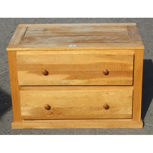 60 - A good quality modern light oak 2 drawer low chest of drawers, approx 91cm wide x 56cm deep x 61cm t... 