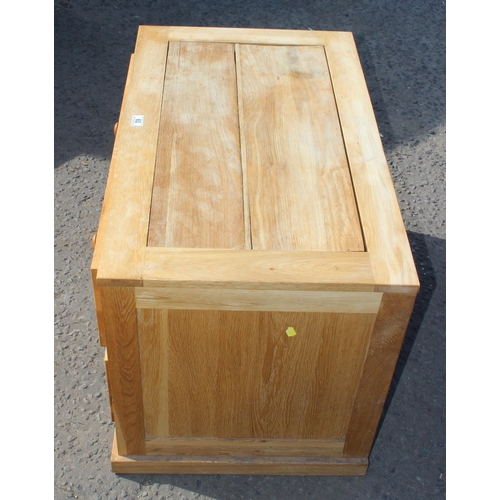 60 - A good quality modern light oak 2 drawer low chest of drawers, approx 91cm wide x 56cm deep x 61cm t... 