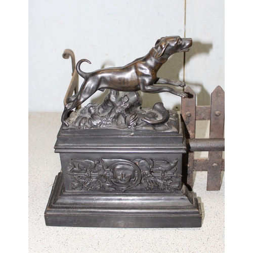 79 - A vintage fire fender, iron centre and sides with each corner having a pair of bronze gun dogs on de... 