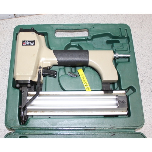 820 - Air nail gun in case