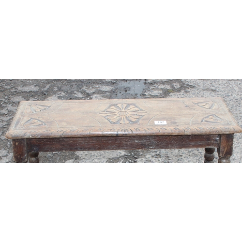 107 - An early 20th century oak bench with bobbin turned supports and carved top, approx 78cm wide x 27cm ... 