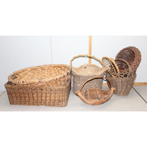 272 - A large qty of assorted wicker baskets and other wicker items, various sizes and uses (8)