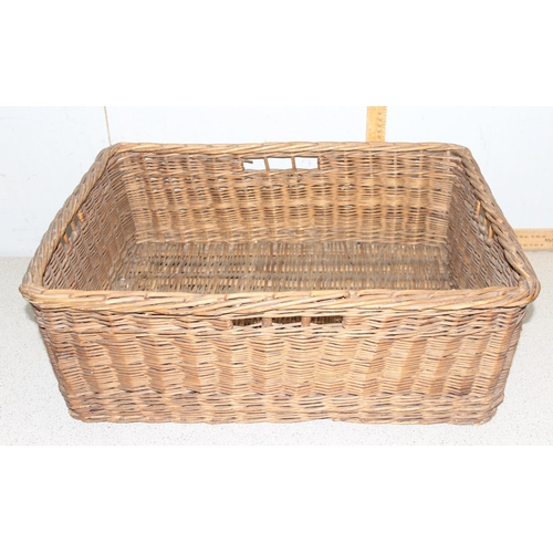 272 - A large qty of assorted wicker baskets and other wicker items, various sizes and uses (8)