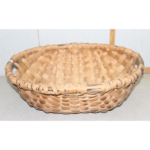 272 - A large qty of assorted wicker baskets and other wicker items, various sizes and uses (8)