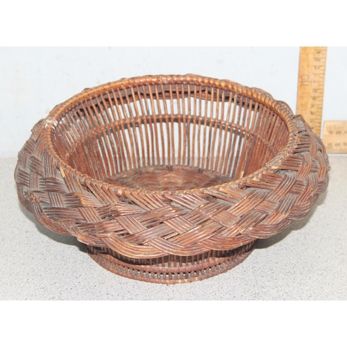 272 - A large qty of assorted wicker baskets and other wicker items, various sizes and uses (8)