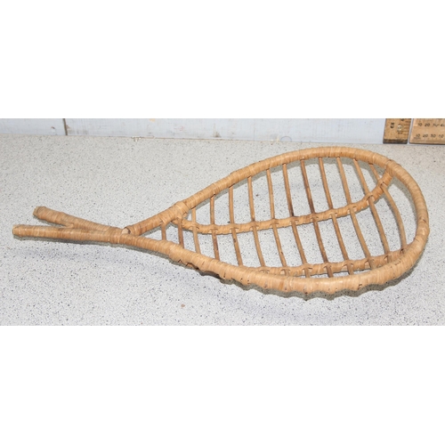 272 - A large qty of assorted wicker baskets and other wicker items, various sizes and uses (8)