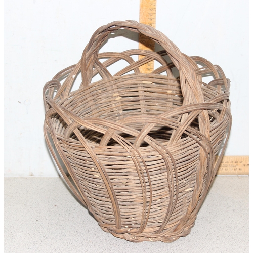 272 - A large qty of assorted wicker baskets and other wicker items, various sizes and uses (8)