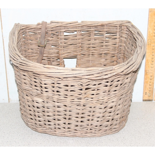 272 - A large qty of assorted wicker baskets and other wicker items, various sizes and uses (8)