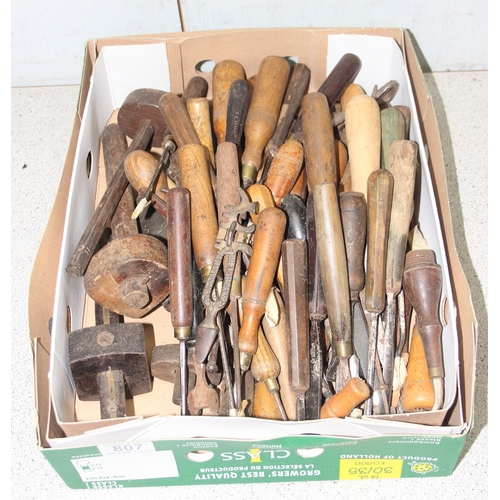 807 - Qty of assorted wood carving chisels and other smaller carpentry tools