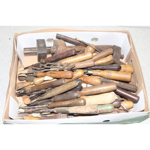 807 - Qty of assorted wood carving chisels and other smaller carpentry tools